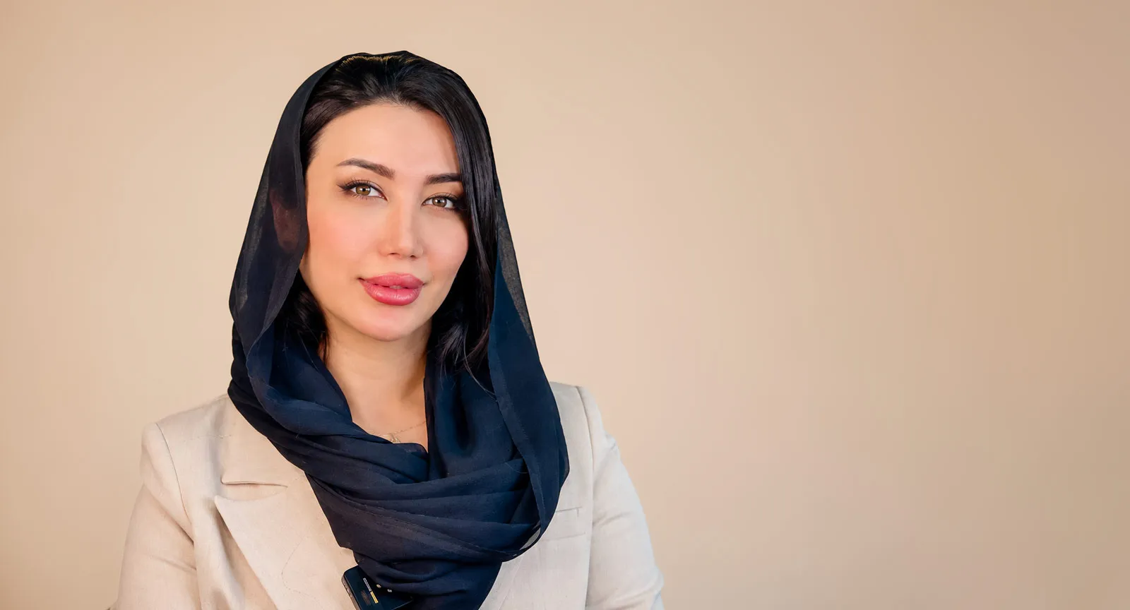 مراجعه‌کننده مطب زیبایی دکتر نگین محمودی با پوست شاداب و درخشان همراه با گل‌های ارکیده سفید